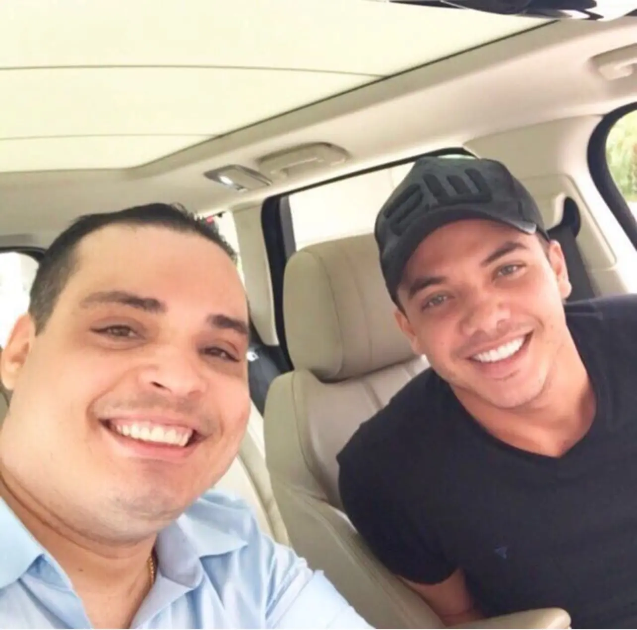 Corretor ao lado do cantor