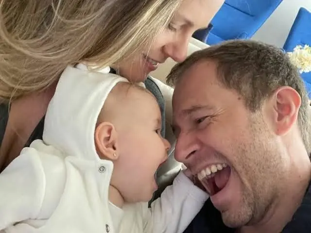 Leifert sorrindo ao lado de Lua e de Daiana