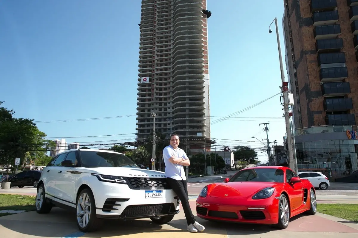 Corretor ao lado dos carros