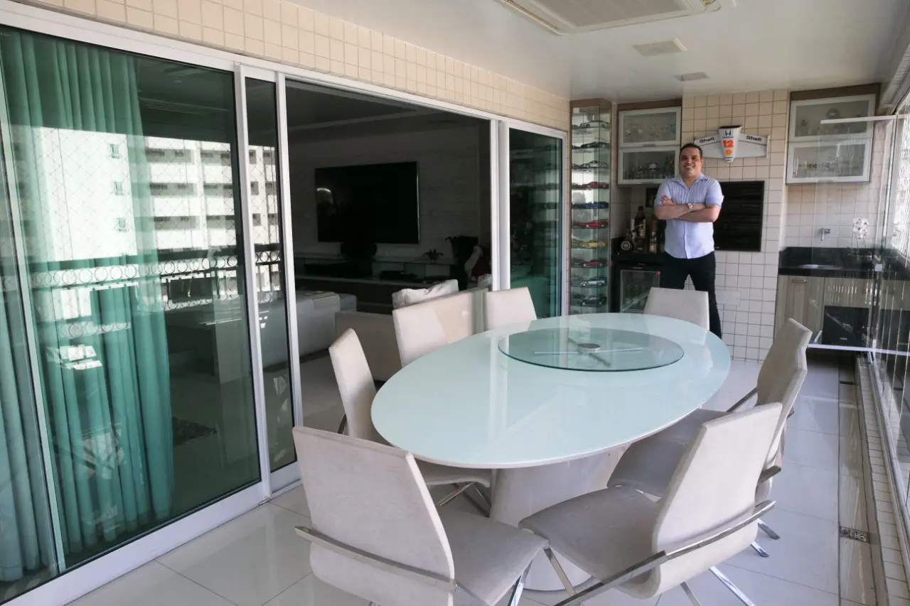 Rodrigo na varanda de casa