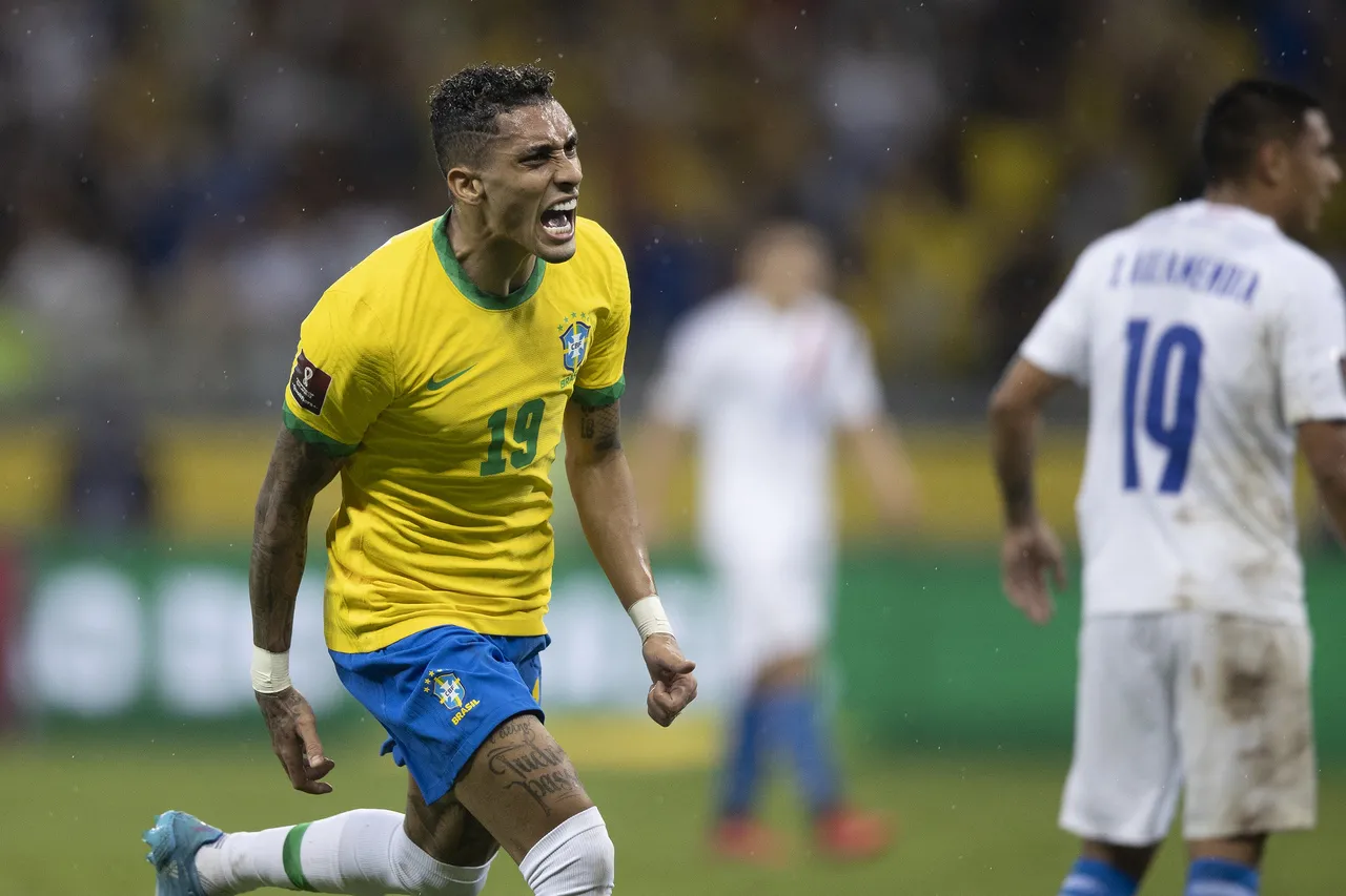 O atacante Raphinha foi um dos destaques do Brasil na partida, marcando o primeiro gol do jogo