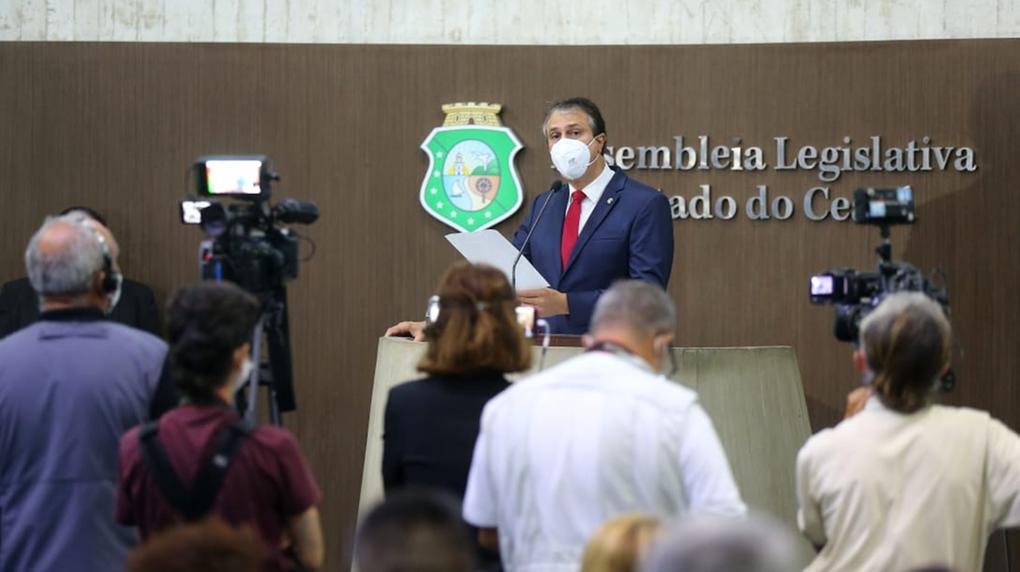 O governador Camilo Santana discursa na Assembleia Legislativa. Ele está de máscara.