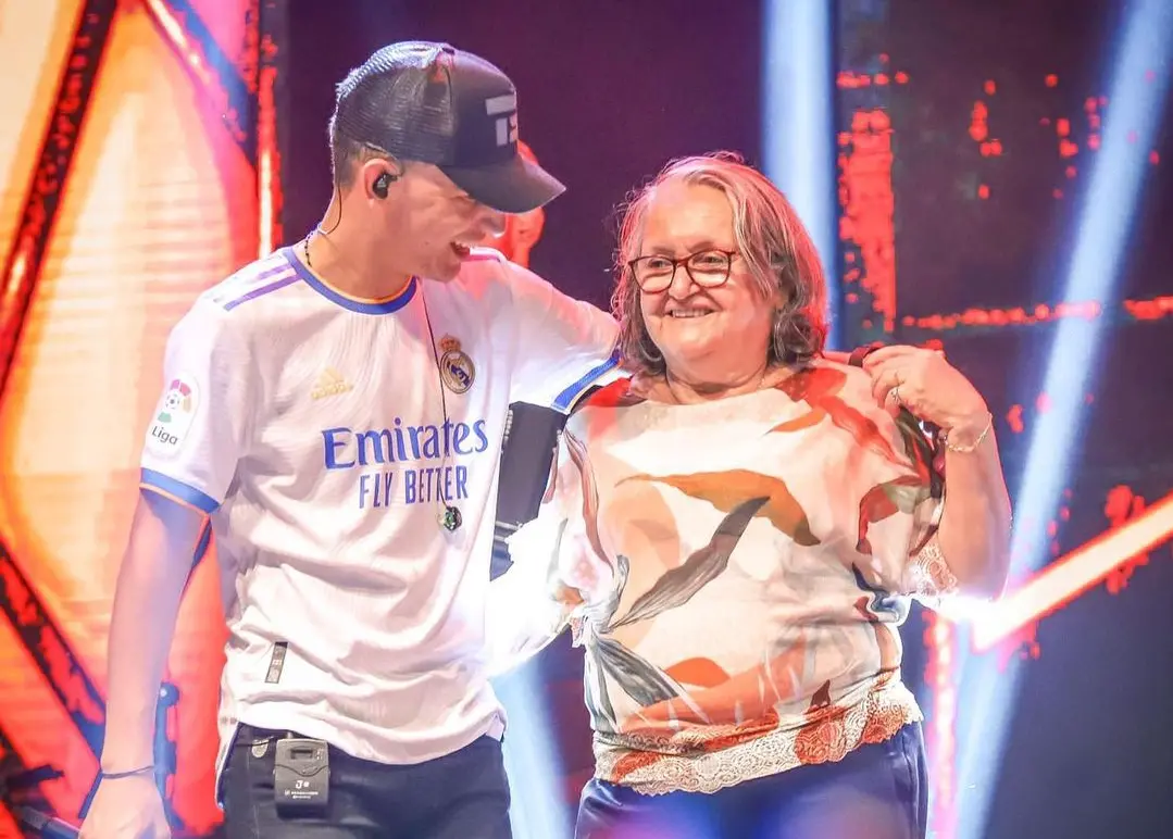 João Gomes ao lado da avó Josilene