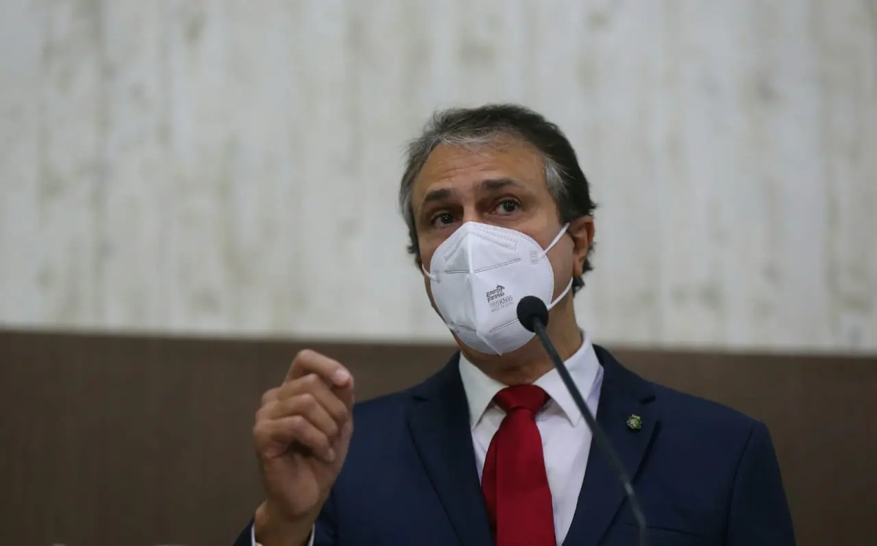 O governador Camilo Santana discursa na Assembleia Legislativa do Ceará.