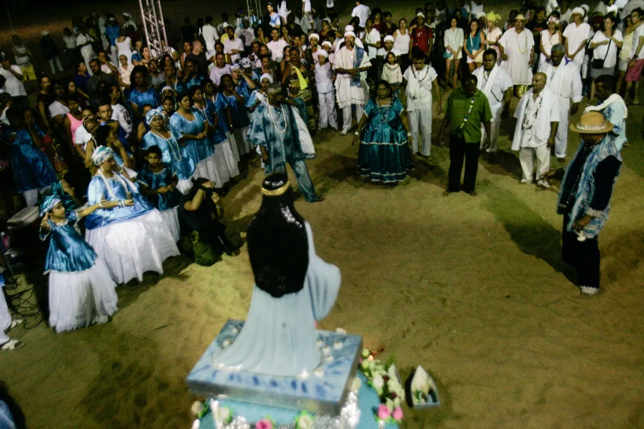 Em registro antes da pandemia de Covid-19, grande encontro para saudar Iemanjá