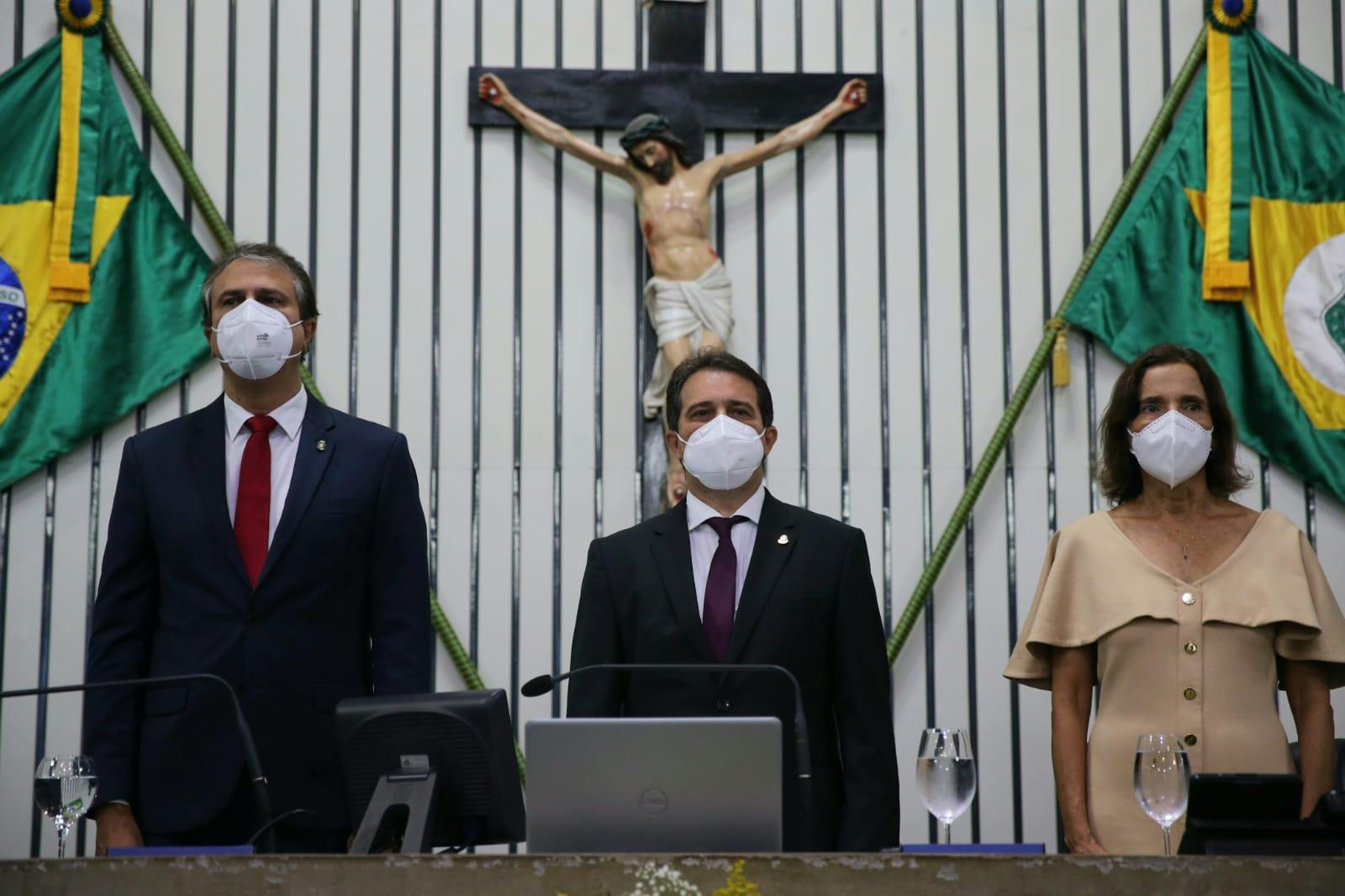 Da esquerda para a direita, o governador Camilo Santana, o presidente da Assembleia Legislativa do Ceará, Evandro Leitão, e a vice-governador Izolda Cela.