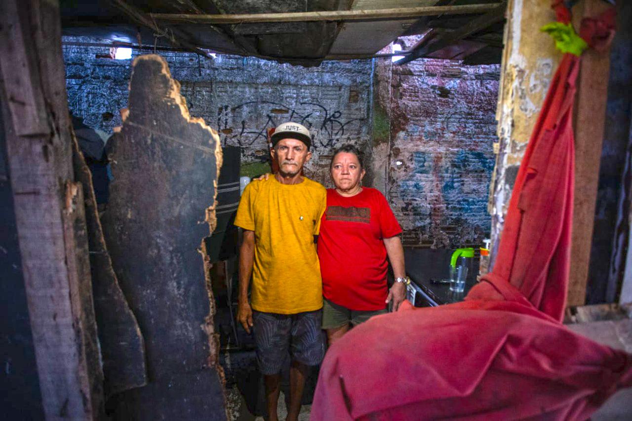 Paulo César e Sâmia, casal em situação de rua há cerca de 2 anos, vivem em barraco na Lagoa da Parangaba