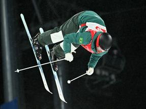Sabrina Cass em ação no esqui estilo livre