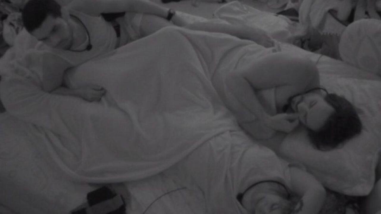 Viny na cama com Eliezer e Maria no BBB 22