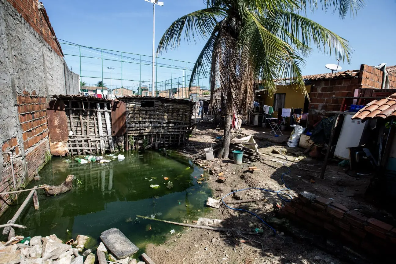 Quintal alagado por esgoto na Comunidade Santa Rita, em Fortaleza
