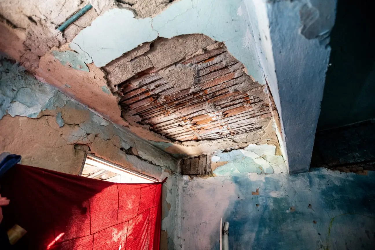 Teto com estrutura comprometida na Comunidade do Gengibre, em Fortaleza