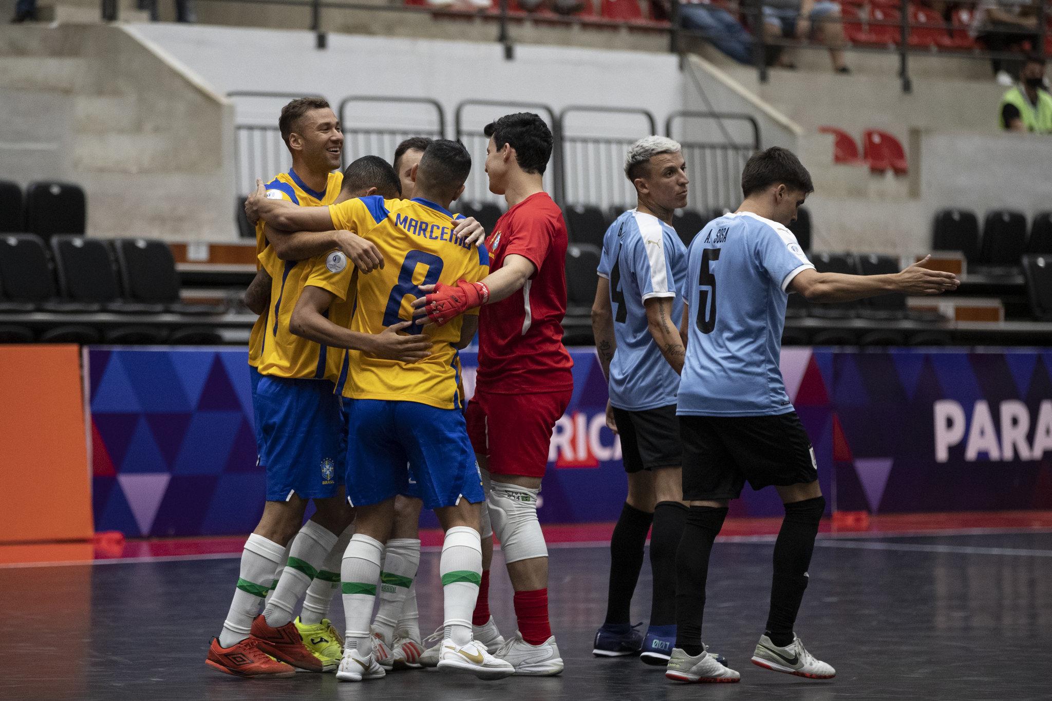 Brasil vence Uruguai, mantém liderança e enfrenta Argentina nas