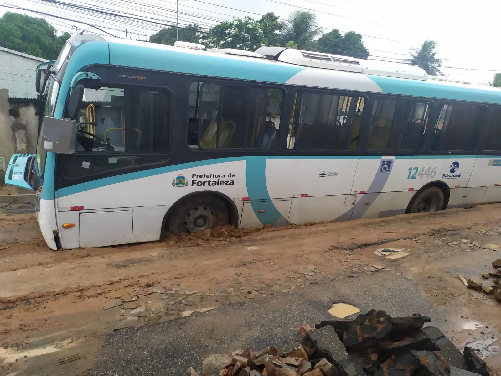 ônibus dentro de vala no bairro aracapé