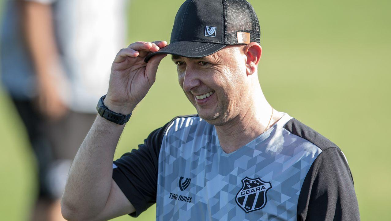 Tiago Nunes sorri durante treino do Ceará