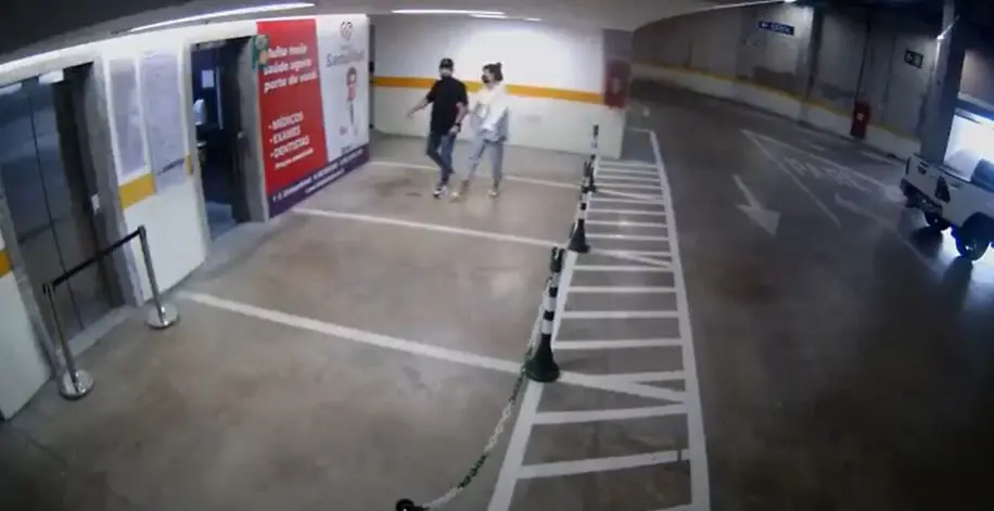 imagens de câmera de segurança mostram safadão e thyane no estacionamento do shopping. ambos se dirigem ao elevador
