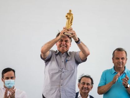 Jair Bolsonaro, em Juazeiro do Norte, ergue imagem de Padre Cícero