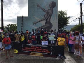 Manifestação em frente ao monumento “Negra Nua”