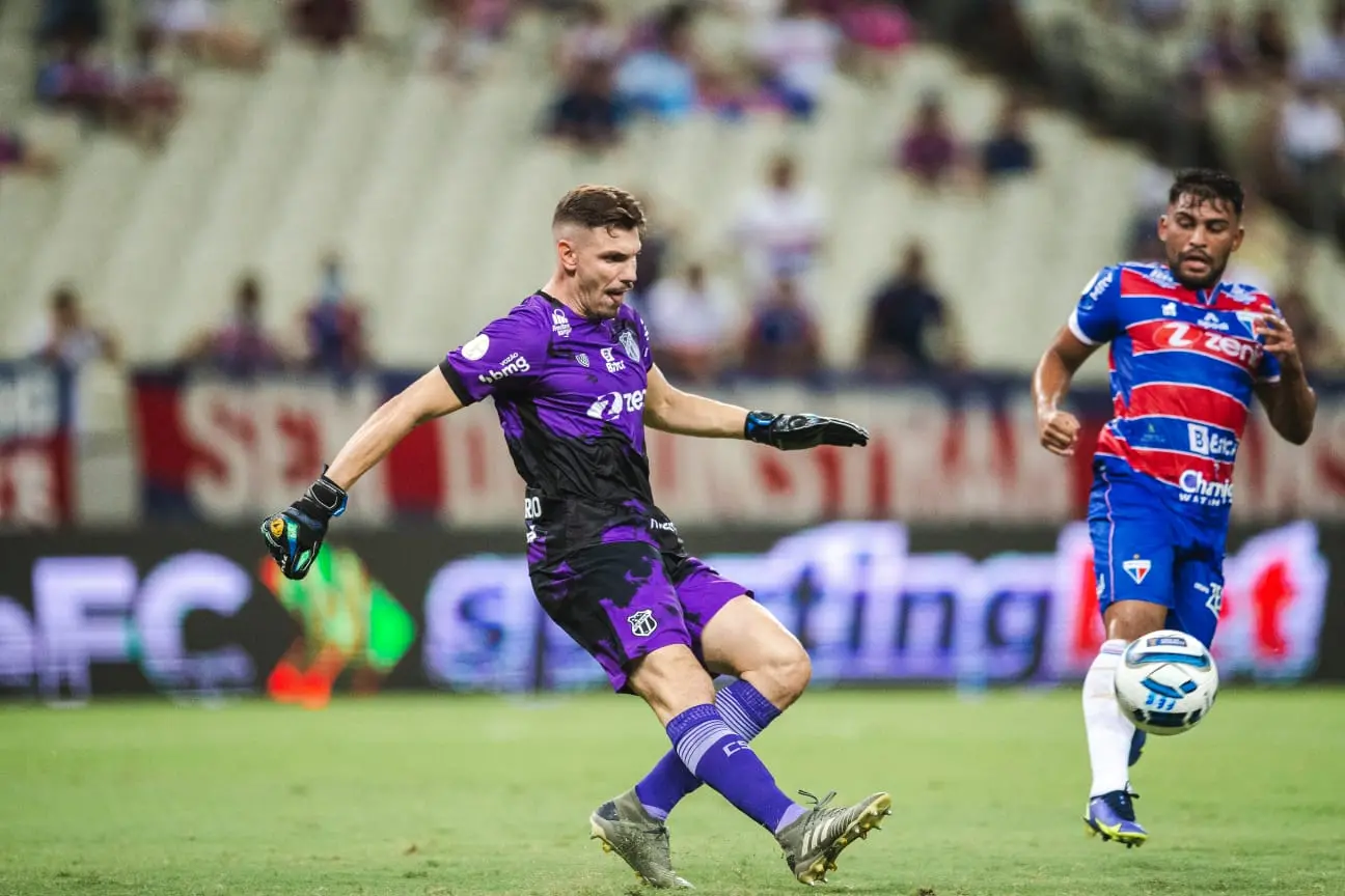 João Ricardo chuta bola e é observado por Ronald, do Fortaleza