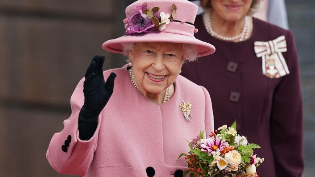 Rainha Elizabeth II acenando