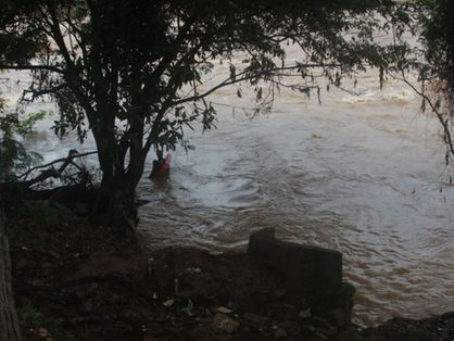 Bombeiro procura por pai e filha no rio Pirangu, Minas Gerais
