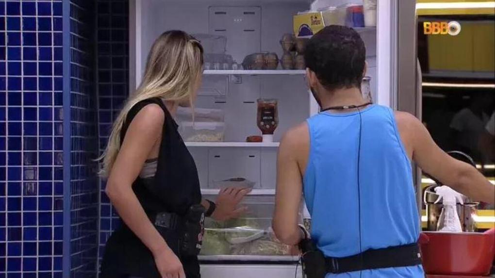 Bárbara e Viny escondendo comida na geladeira do VIP do BBB 22