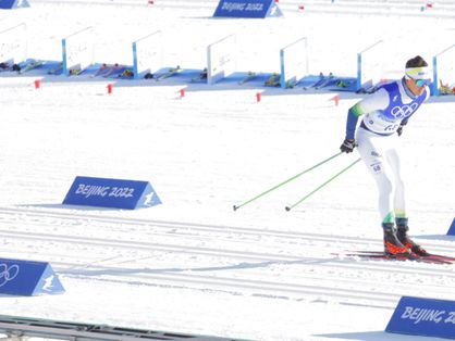 Imagem mostra atleta brasileiro esquiando na neve.