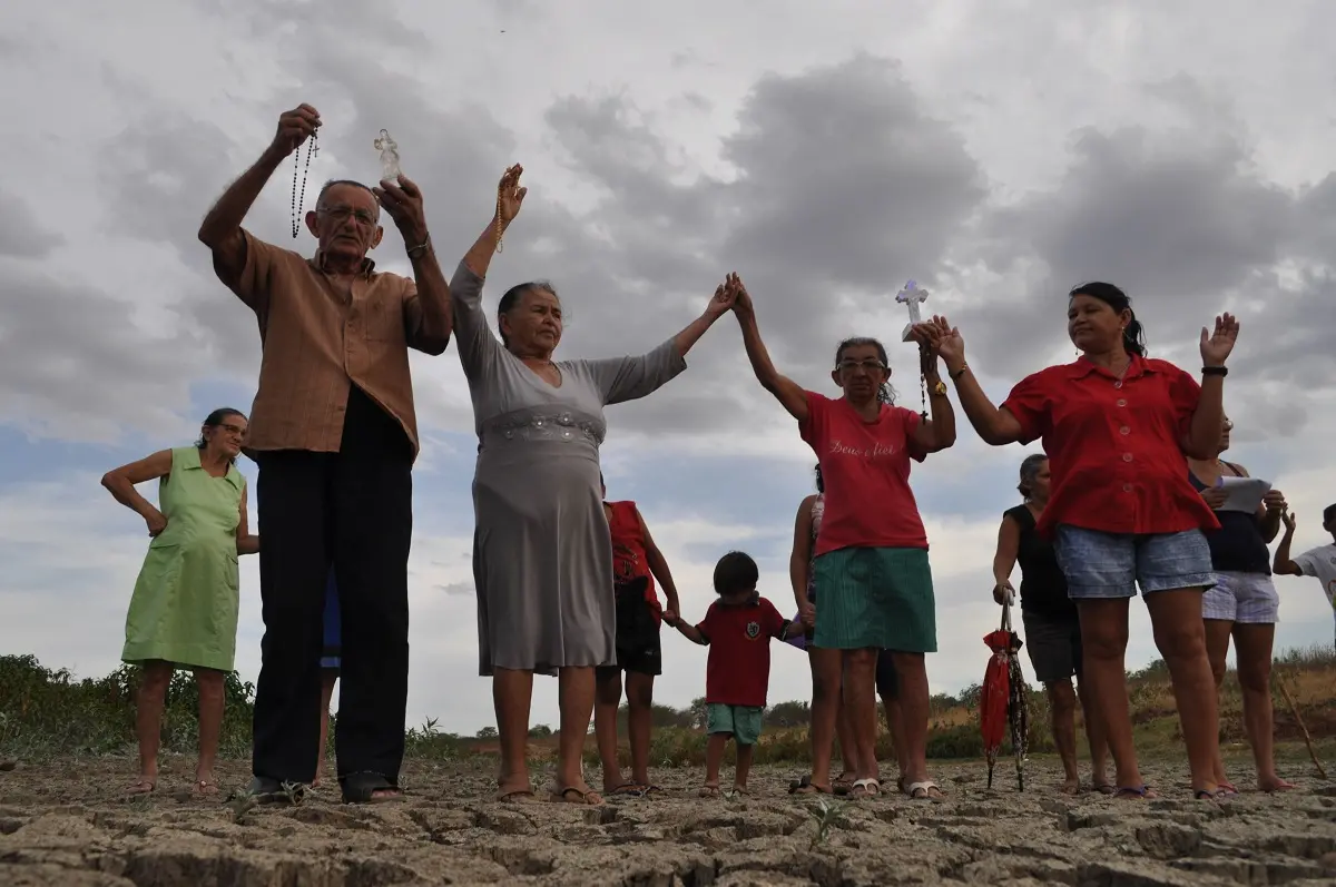 pessoas oração chuva