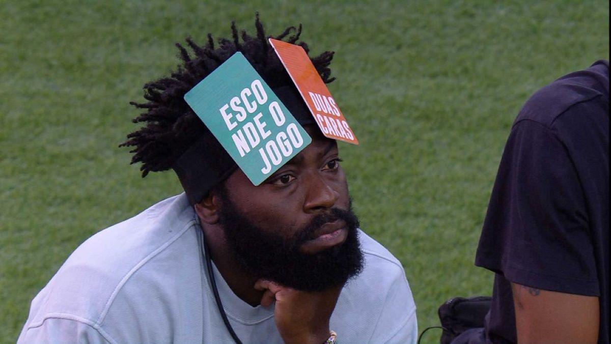 douglas com as placas esconde o jogo e duas caras