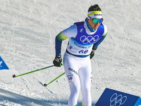 Imagem mostra atleta esquiando na neve.