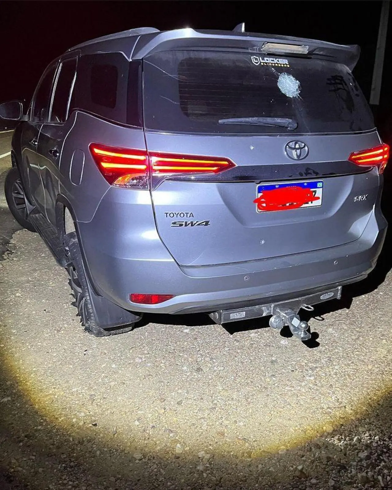 Carro do deputado André Fernandes com marcas de bala