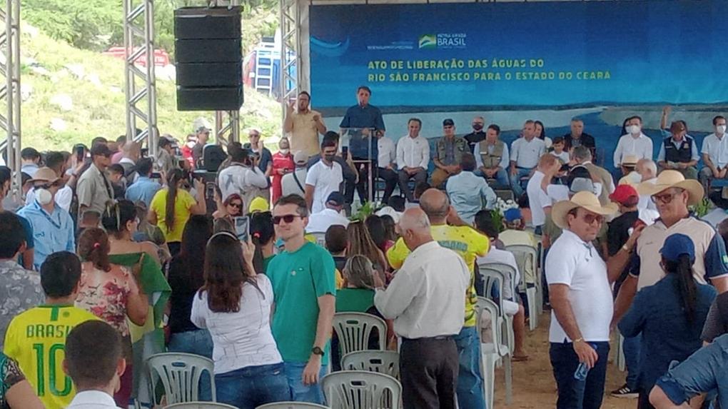 Bolsonaro discursa para público na cidade de Jati, interior do Ceará.