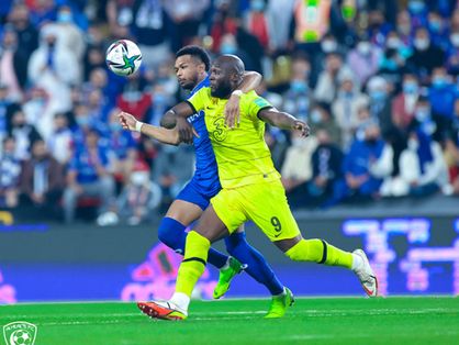 Atletas de Chelsea e Al Hilal disputam bola