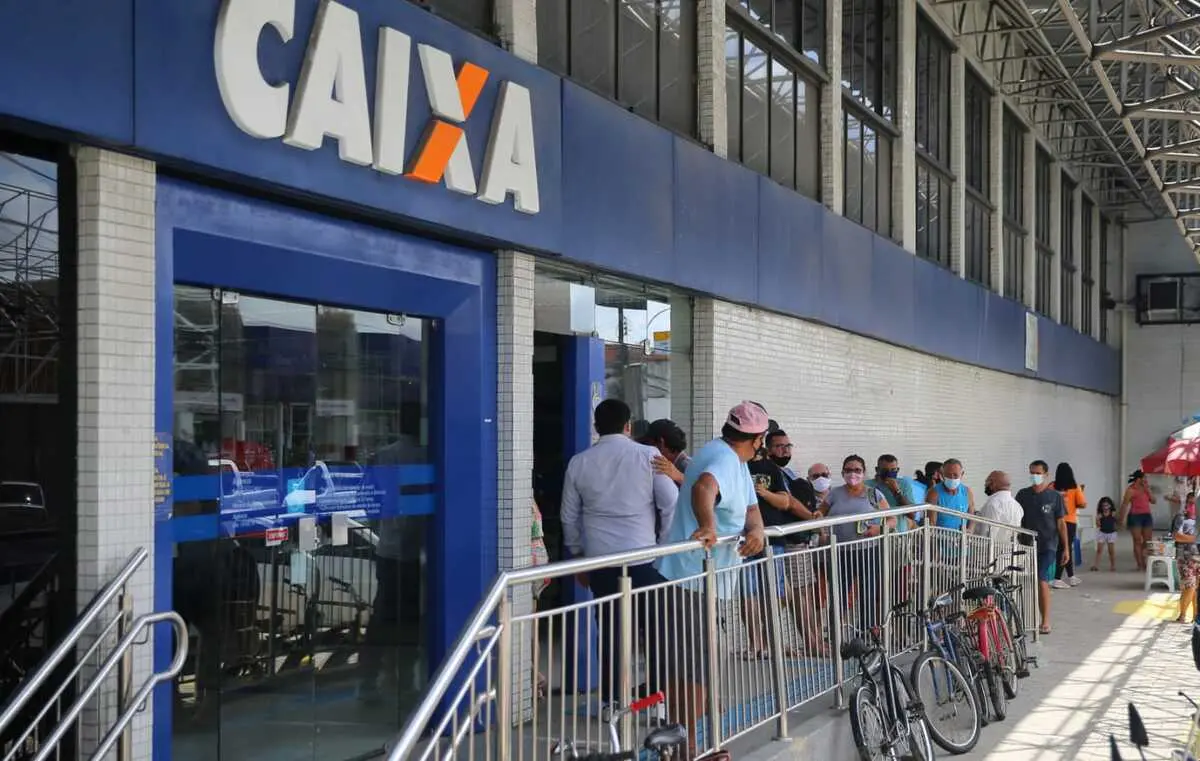 Fila na agência citada