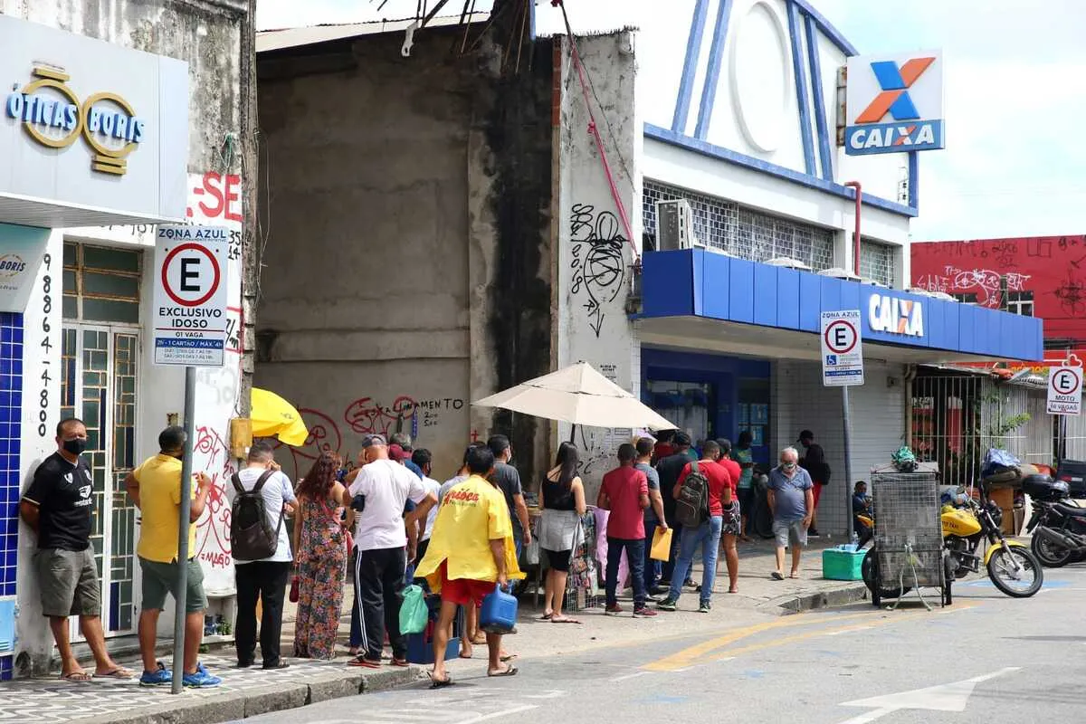 Fila extensa no banco da Parangaba. Relatos, contudo, são de que essa movimentação é frequente nesta agência