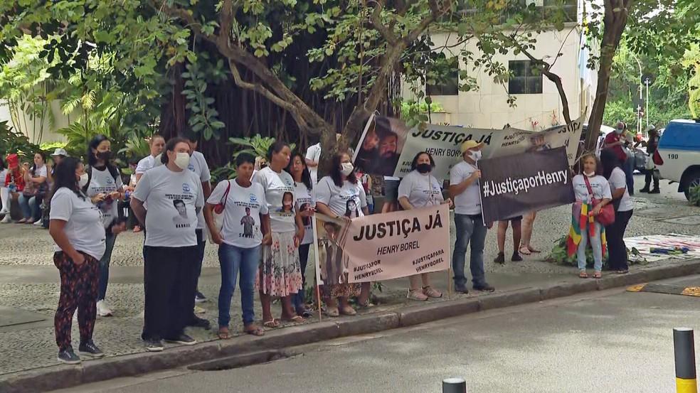 pessoas segurando faixas com pedido de justiça durante audiência do caso henry borel