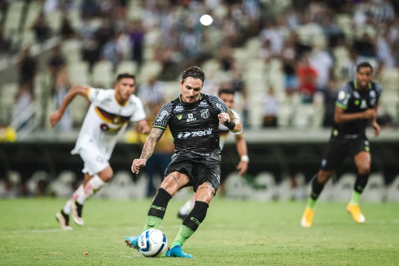 Vina também marcou dois gols e fechou o placar de pênalti