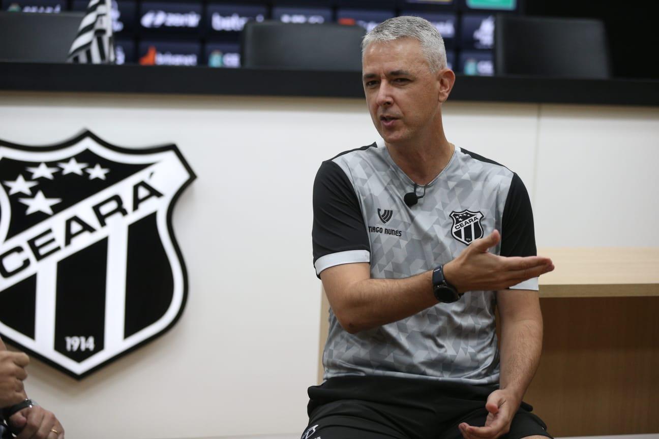 Tiago Nunes, técnico do Ceará, aparece gesticulando e usa camisa com símbolo do clube