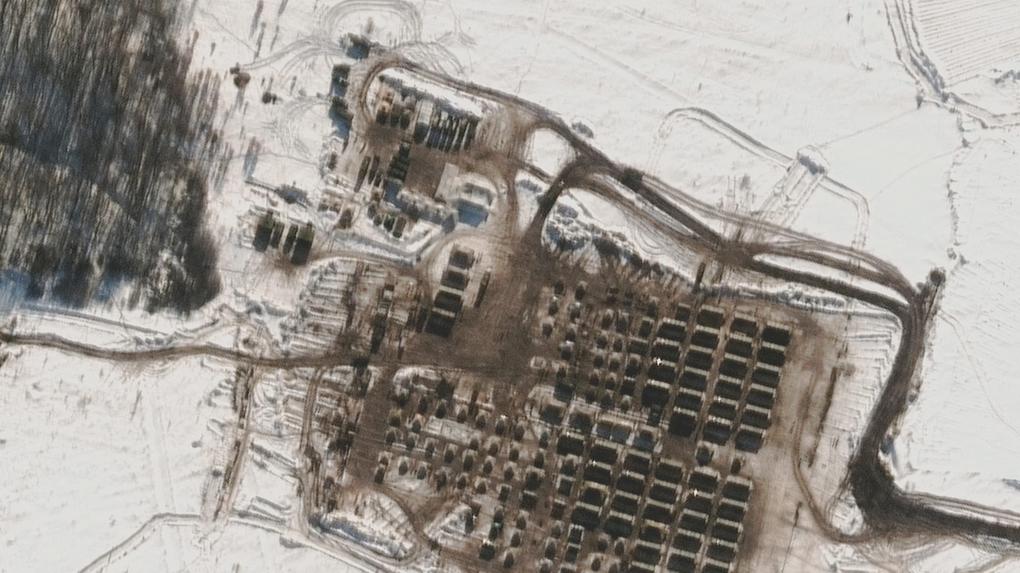 Esta imagem de satélite divulgada pela Maxar Technologies mostra tendas e alojamentos de tropas na área de treinamento de Kursk, na Rússia, em 9 de fevereiro de 2022.