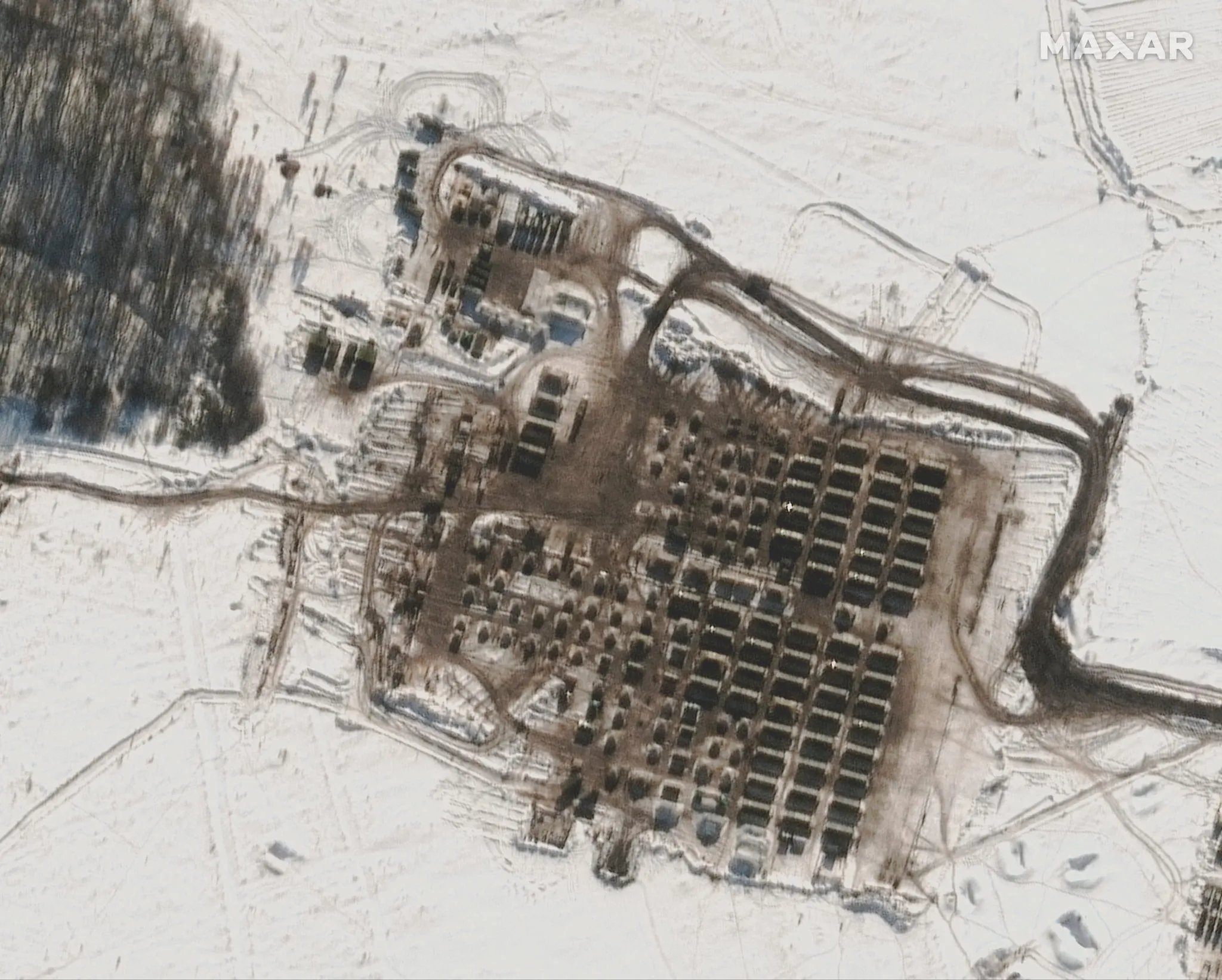 Imagem de satélite mostra tendas e alojamentos de tropas na área de treinamento de Kursk, na Rússia