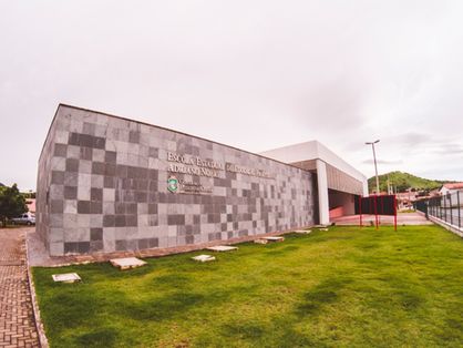 Fachada de escola técnica no Ceará
