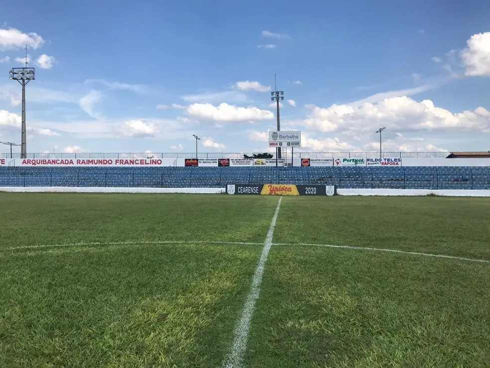 Imagem mostra campo de futebol.