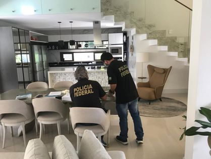 policiais federais em condomínio de luxo onde empresário foi preso por tráfico de drogas