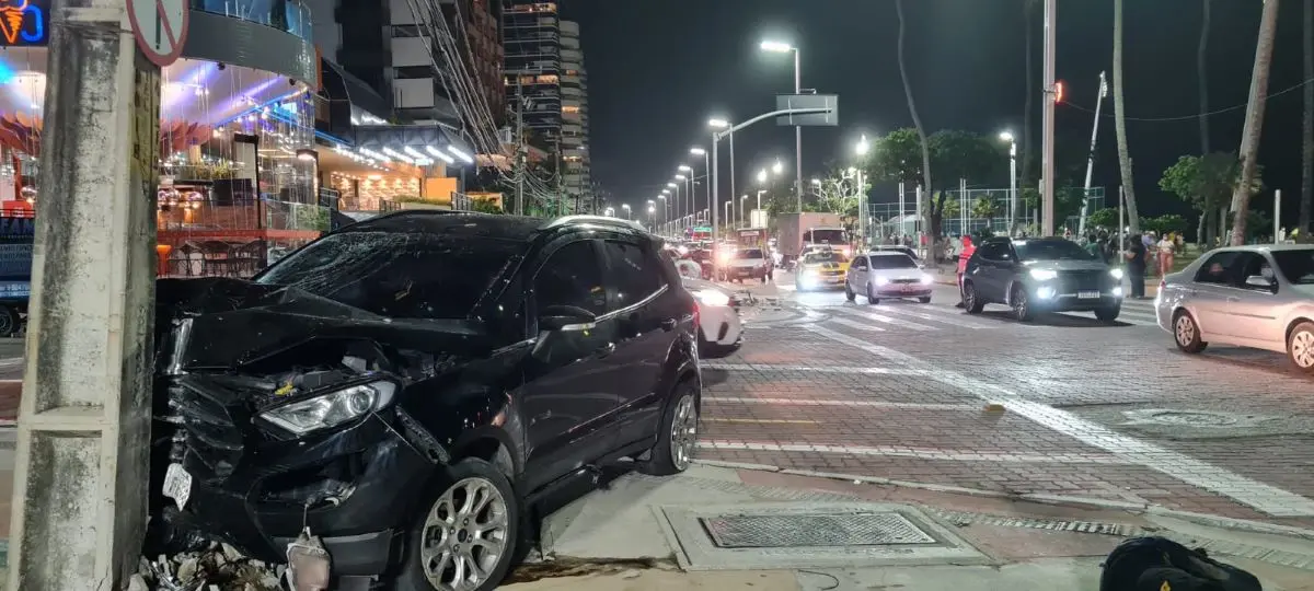 carro batido em poste na avenida beira mar, em fortaleza
