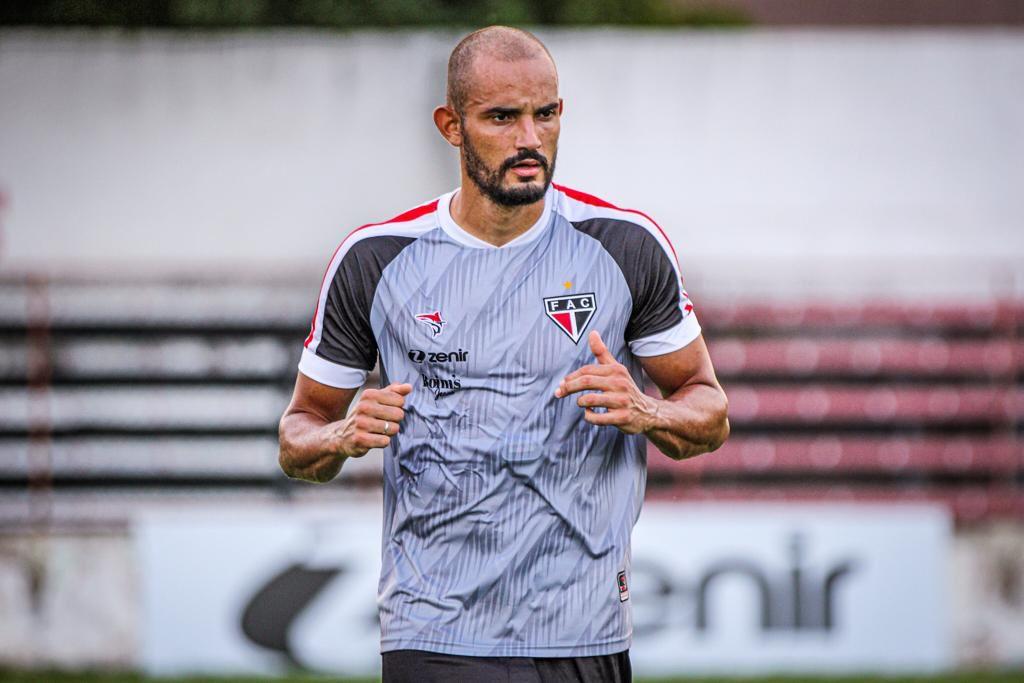 Zagueiro Vitão, do Ferroviário, durante treinamento