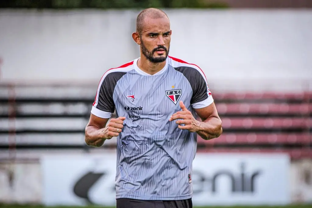 Zagueiro Vitão, do Ferroviário, durante treinamento