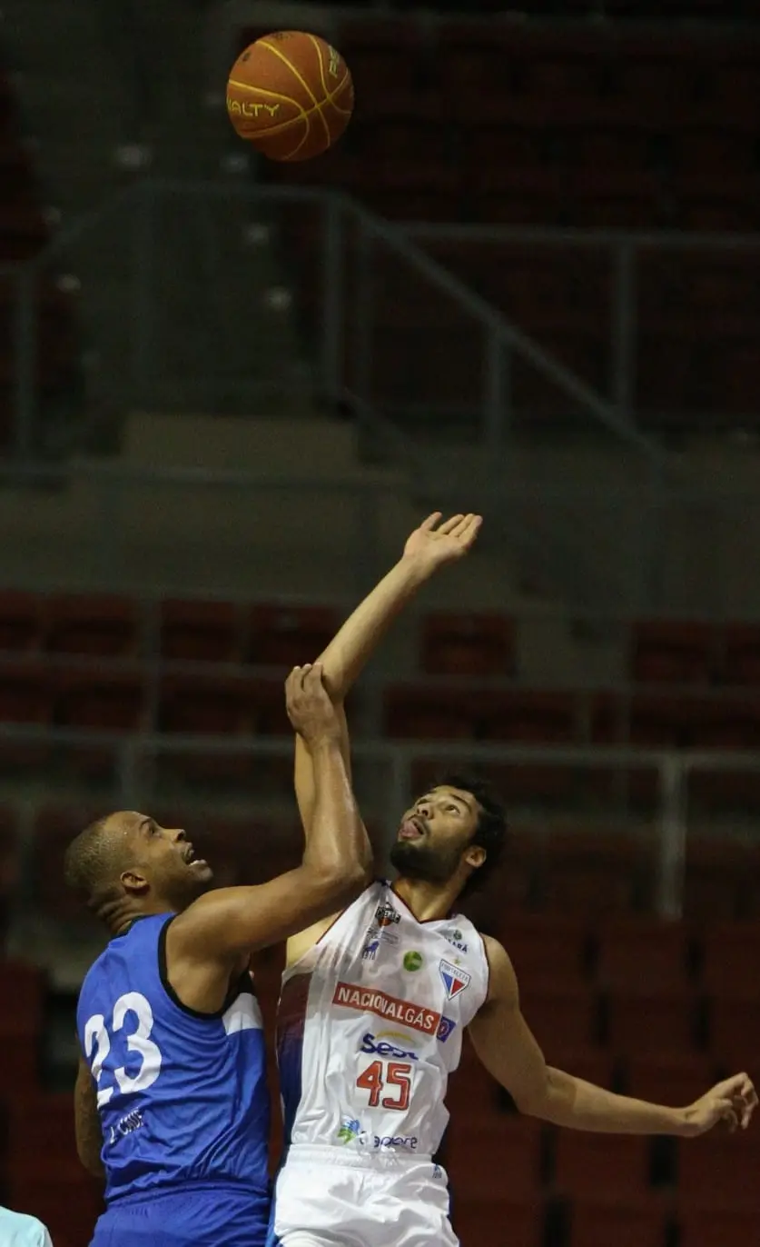 Jogadores do Basquete Cearense em quadra