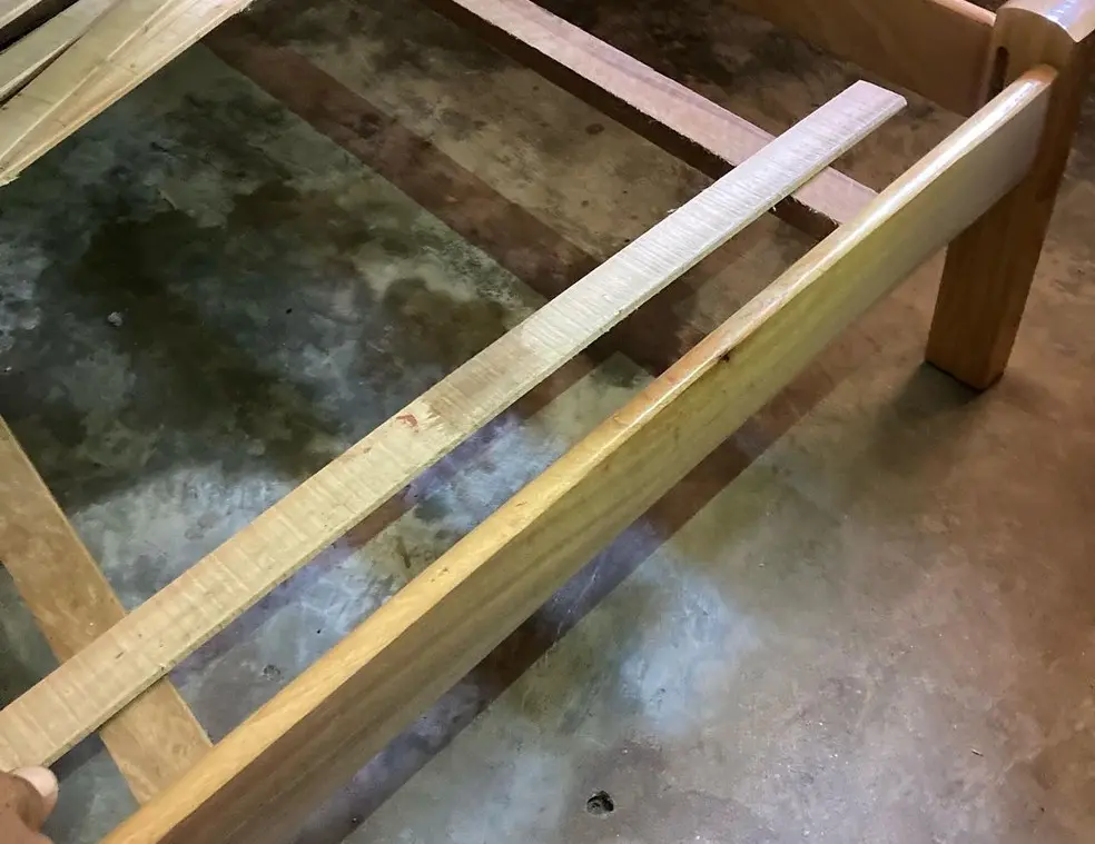 Buraco de bala marcou piso do quarto junto da cama onde criança estava com a mãe, tentando escapar de criminosos