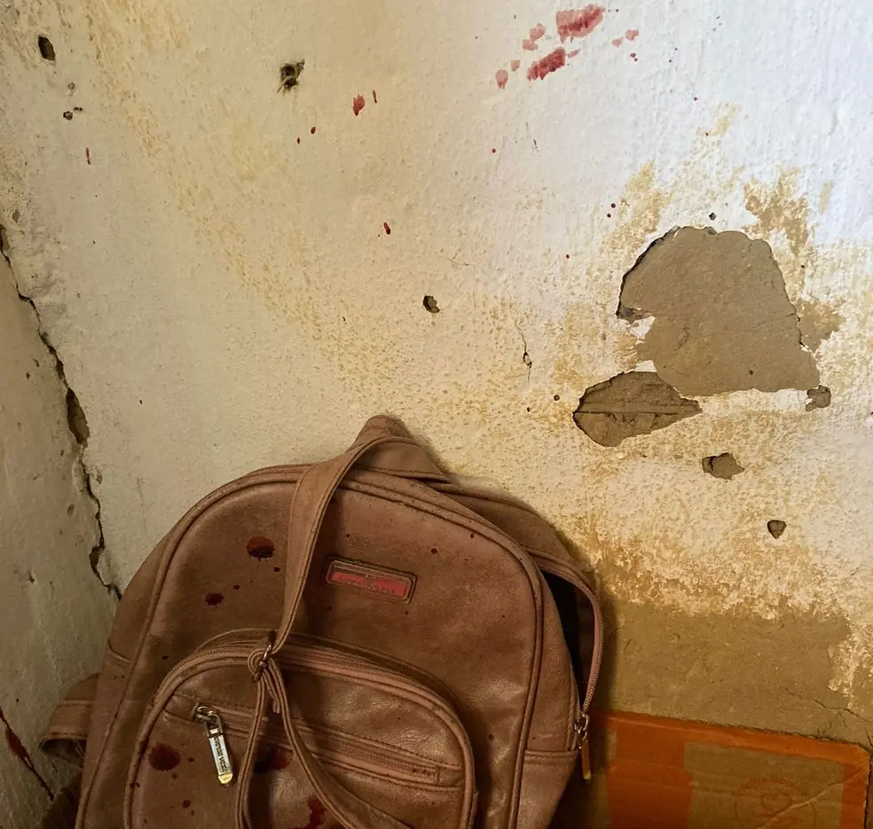 Parede de casa invadida pro criminosos, em Barreiros, na Mata Sul de Pernambuco, ficou marcada após o crime