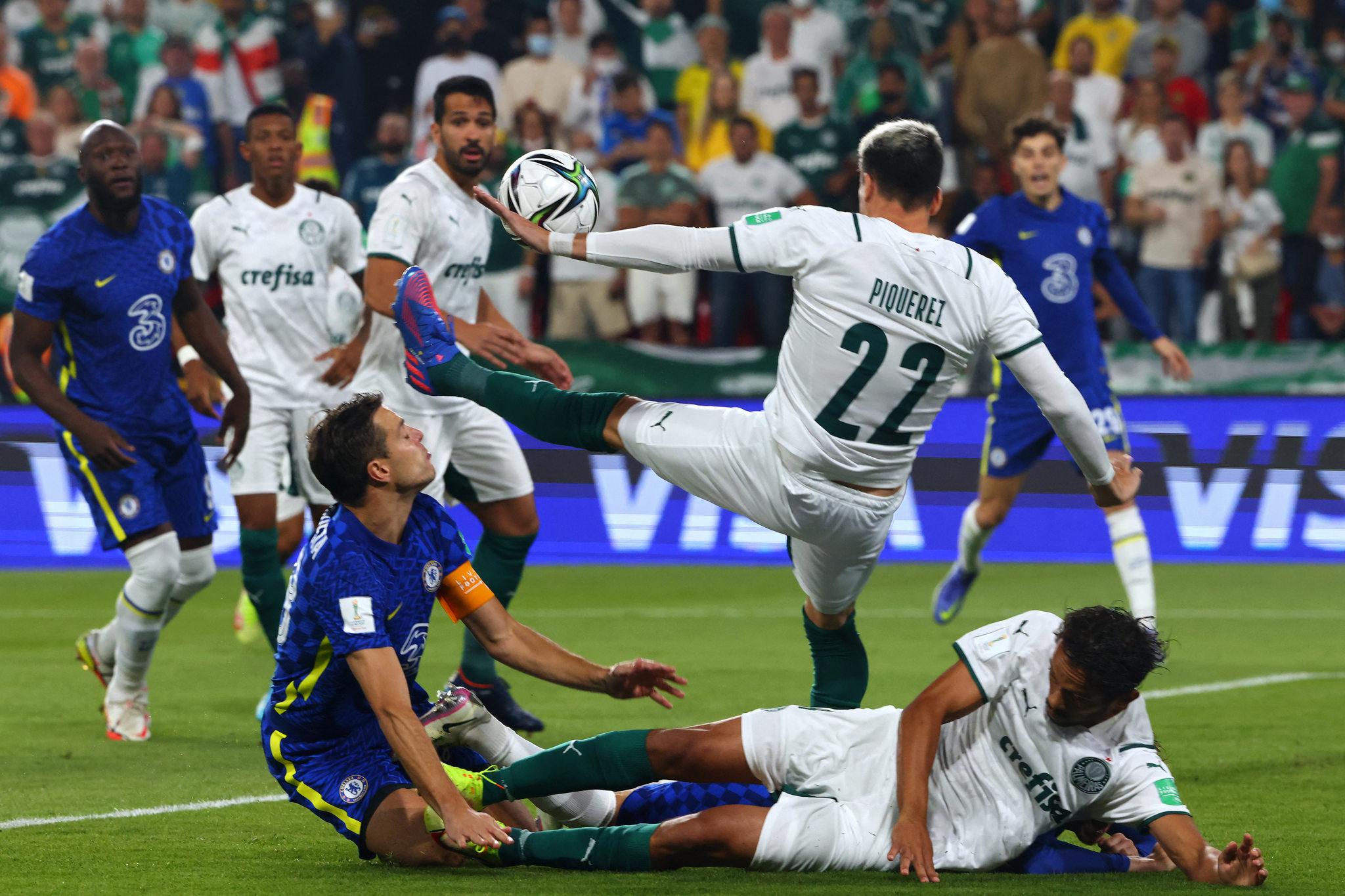 Jogadores de Chelsea e Palmeiras disputam bola