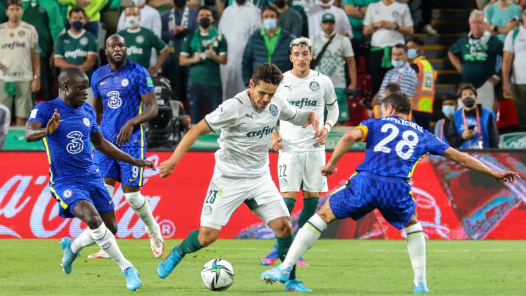 Atletas de Palmeiras e Chelsea disputam bola